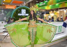Donatello Fruit’s Veronica Tapia proudly showcasing Ecuador’s rich cultural heritage to catch the attention of visitors.
